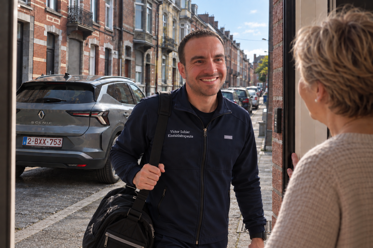Victor Sohier arrive au domicile d’une patiente avec son matériel de kinésithérapie